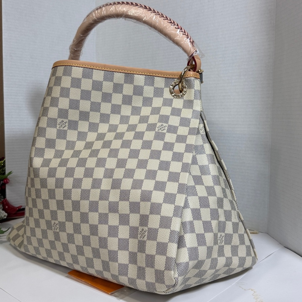 Elegant Shoulder Bag in Beige/Gray
